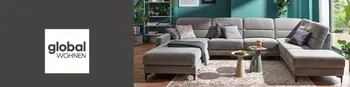 Graue Wohnlandschaft in einem bunten modernen Wohnzimmer. Links auf einer grauen Fläche steht das Global Wohnen Logo.&nbsp;