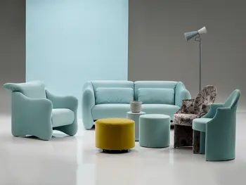 Wohnzimmerserie bestehend aus 2 Sesseln und einem Sofa in hellem Grün und zwei Hockern, einer ist senffarben.&nbsp;