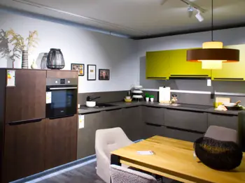 L-Küche mit hohen und halbhohen Elementen