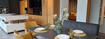 Moderne Küchenzeile in Holzoptik mit weißer Kücheninsel.