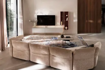 Beiges Design Sofa in Trapezform in der Rückansicht.