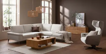 Modernes beiges Ecksofa in einem gemütlichen Wohnzimmer mit einem Relaxsessel mit Ohren.