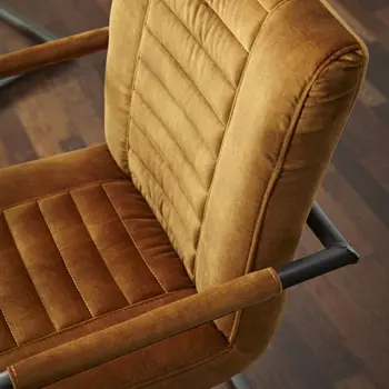 Freischwinger mit eckiger Armlehne in schwarzem Metall und Sitzfläche mit Stoff in Cognac bezogen.