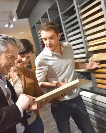 Beratungsgepraech in der Kuechenabteilung mit Arbeitsplattenmustern.