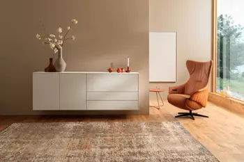 Modernes hängendes Lack Sideboard mit zwei Türen links und rechts drei Schubladen in einem modern eingerichteten Raum.
