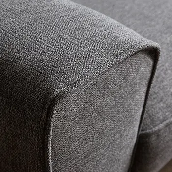 Nahaufnahme von hochwertigem Stoffbezug eines grauen Sofas.