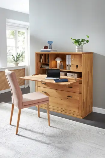 Massivholz Sekretär mit geöffneter Klappe und einem rosa Stuhl davor.