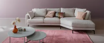 Sofa Anesa in Offwhite mit Trapezform vor rosa Wand