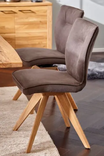 Zwei Stühle mit braunem Lederbezug und Holzgestell neb