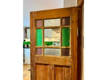 Alte Holztür. Die Küche im Hintergrund wurde farblich darauf abgestimmt.