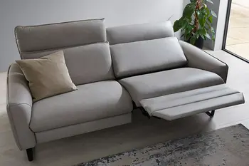 2-Sitzer Sofa in hellgrauem Leder mit ausgefahrener Relaxfunktion.
