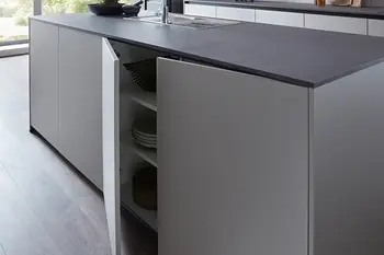 Matte Glasfronten an geöffnetem Küchenschrank
