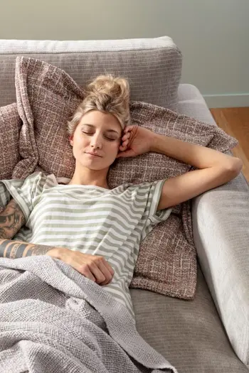 Eine Frau liegt auf einem Sessel