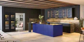 Moderne next125 Küche mit blauer Insel, Glasvitrinen und Einbaugeräten