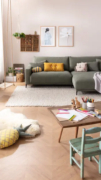 Grünes Cord Ecksofa mit mehreren bunten Kissen.