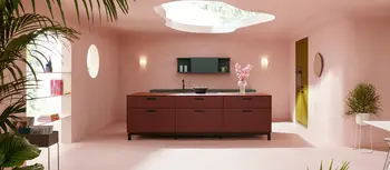 Stylische weinrote Kuecheninsel in rosafarbener Kueche.