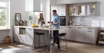 Paar trinkt Kaffee in der Landhausküche