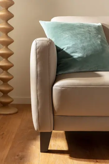 Armlehne eines Ecksofas.