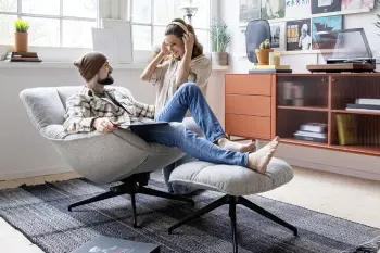 raumfreunde-unn-sessel-mit-paar.webp