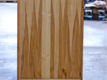 Dekorative Rückseite des Mehrzweckschrankes