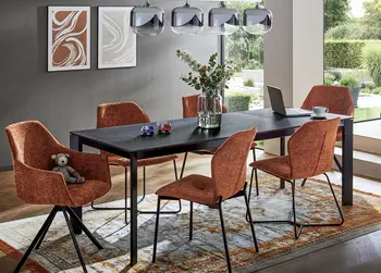 Ausziehbare Esstische mit Stühlen.