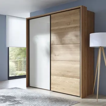 Großer Massivholz Schwebetürenschrank mit einer Glastür.