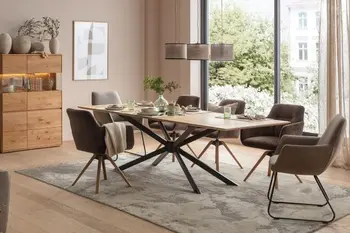 Moderne Esszimmer mit einem Tisch aus Massivholz und Schalenstühlen.