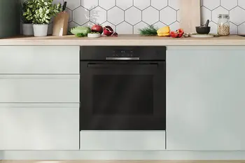 In der Küchenzeile eingebauter moderner Backofen von Bosch.