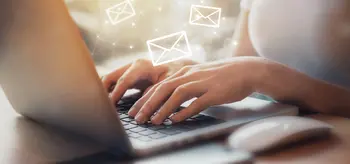 Frau am Laptop liest E-Mails.