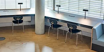 Rechercheplätze an der Fassade der Unibibliothek Magdeburg