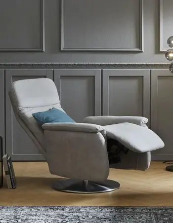 Grauer Sessel mit nach hinten geklappter Rückenlehne und ausgezogener Fußstütze.