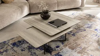 Eckiger Designer Couchtisch aus Keramik mit zwei Tischplatten, die übereinander sind und drehbar sind.