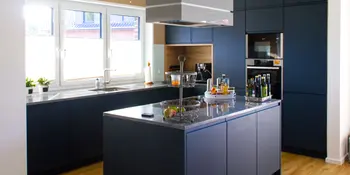 Dunkelblaue Küche mit Kochinsel