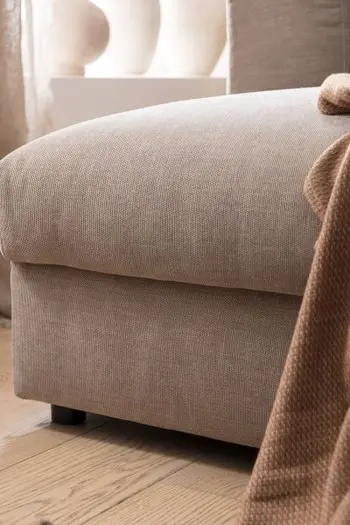 Ansicht der Sitzfläche eines grauen Sofas von vorne.