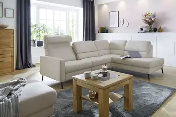 Ein Ecksofa mit einer ausgefahrenen Kopfstütze