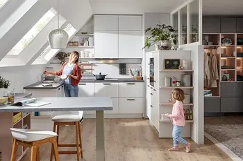 Frau und Mädchen in familienfreundlicher heller Küche