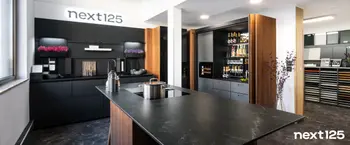 Next125 Inselkueche mit anthrazitfarbene Kuechenfronten im Steinlook im Kuechenhaus Gruber.