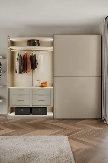 Der Schwebetürenschrank Global Wohnen Solina sorgt im Schlafzimmer für Ordnung.