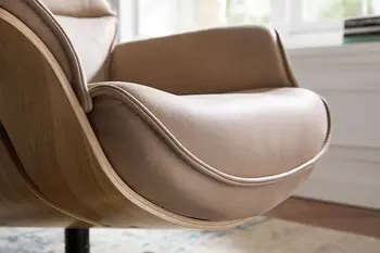 Bequem gepolsterte Sitzfläche eines beigen Design Relaxsessels in Nahansicht.