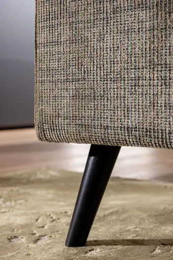 Ein schwarzer Metallfuß von einem Polsterbett