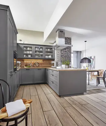 nobilia-nordic-landhauskueche-grau-dunkel-mit-holz-kombiniert.jpg