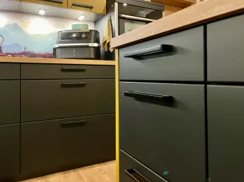 Detailansicht der onyxschwarzen Unterschränke