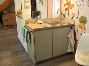 Freistehende Spüle in einer Küche