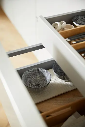 Unterschiedlich weit geöffnete Auszüge Detailaufnahme