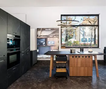 Stylische anthrazitfarbene Designkueche im Kuechenhaus Gruber.