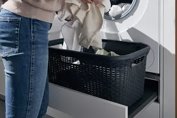 Ein Wäschekorb auf einer Ausziehbaren Abstellfläche