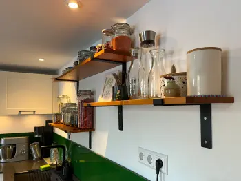 Detailansicht der modernen Holzregale. Die Holzregale wurden in der Tischlerei Wolfrath gefertigt.