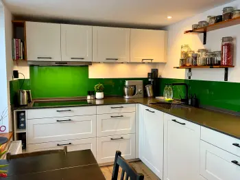 Gesamtansicht einer hellen, modernen Küche