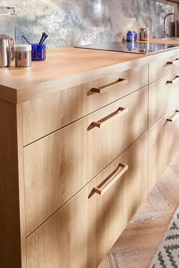 Holz-Arbeitsplatte an Küchenzeile