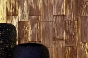 Rückwand einer Massivholz Vitrine, die Rückwand besteht aus Holzschnindeln.